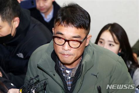 친구끼리 뽀뽀도 못해주냐또 다른 김건모 성희롱 피해자 등장