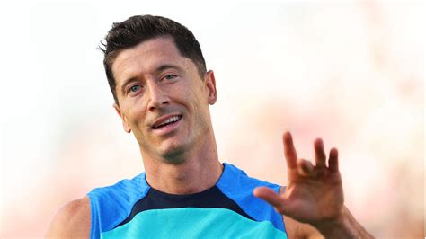 Robert Lewandowski Signs Fc Barcelona Pays 45 Million Euros News In