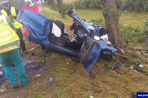 Tragiczny wypadek na Mazurach Kierowca roztrzaskał auto na drzewie i