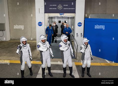 Les Astronautes De L Quipage D Ambulent Apr S Avoir Travers Les