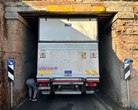 Camion Incastrato A Caorso Autista Non Rispetta I Limiti D Altezza