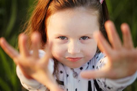 Un Grande Ritratto Di Una Ragazza Gay Emozionale Fotografia Stock Immagine Di Risata Bellezza