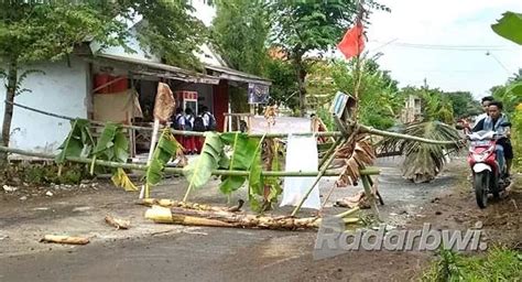 Jalan Dibiarkan Rusak Warga Akhirnya Swadaya Perbaikan Jalan Radar