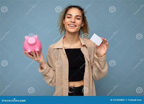 Foto Retrato De Feliz Positiva Sonriente Joven Hermosa Brunette Cursi Con Emociones Sinceras