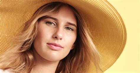 Lächelnde blonde Frau mit Hut Kostenlose Foto