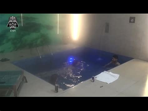 Trío con amigos en la piscina del motel Parte XVIDEOS