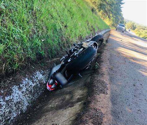 Homem fica gravemente ferido em acidente entre moto e caminhão em