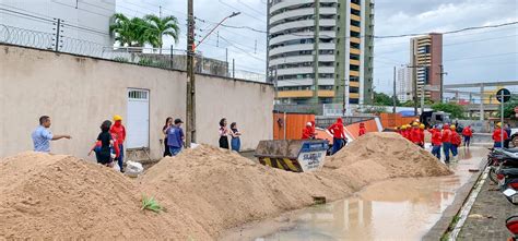 Muro desaba e garagem de prédio fica submersa em Teresina Galeria de