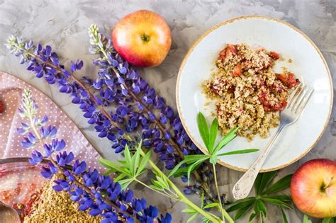 Premium Photo | Strawberry crab with apple and oatmeal