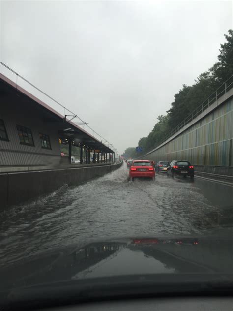 Heftiges Unwetter sorgt für Überschwemmungen und Staus DerWesten de