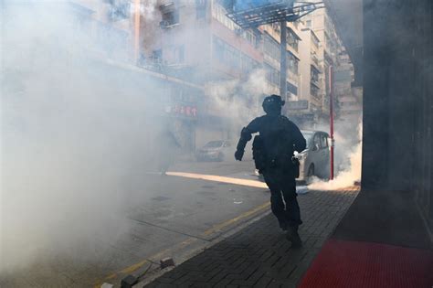 Hong Kong Protests Police Surround Protesters At University Cnn