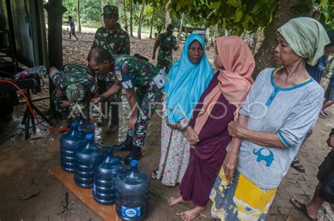 Bantuan Air Bersih Untuk Korban Banjir Di Lebak Antara Foto