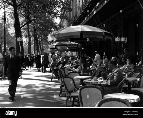 Paris 1950s Street Photos And Paris 1950s Street Images Alamy