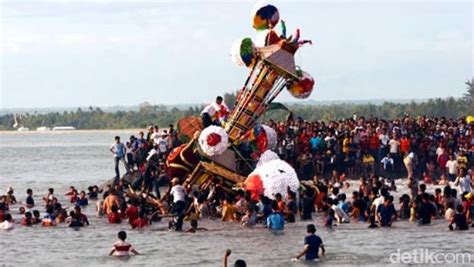 upacara tabuik tradisi religius masyarakat pariaman  sumatera barat