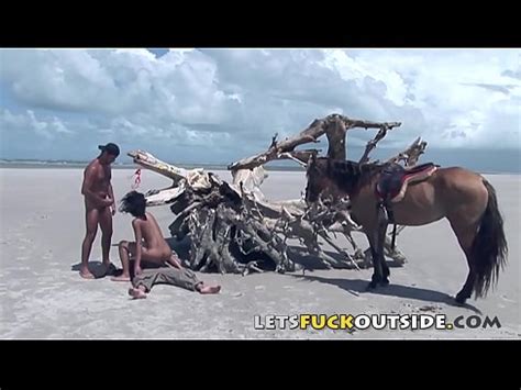 Let s Fuck Outside Doble penetración en la playa para una nena de