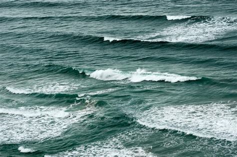 Superficie De Agua De Mar O Oc Ano Azul Oscuro Con Olas De Espuma Antes