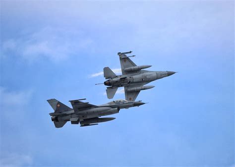 FOTO Primele avioane F 16 cumpărate de România din Norvegia au aterizat