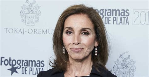 Adiós uñas nude aburridas Ana Belén luce el color oscuro de uñas