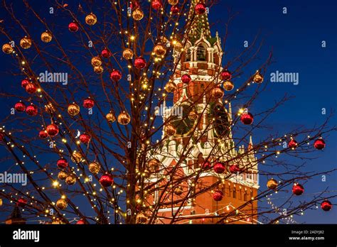 Russia, Moscow. New Year decorations on the Red Square Stock Photo - Alamy