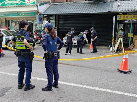 台東男朝酒吧鐵捲門連開10槍還倒車衝撞 抽菸等警察抓 中華日報 中華新聞雲