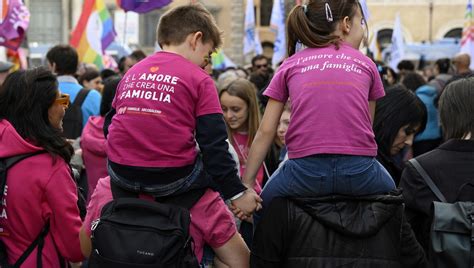 Figli Di Coppie Gay Il Parlamento Europeo Condanna Il Governo Meloni