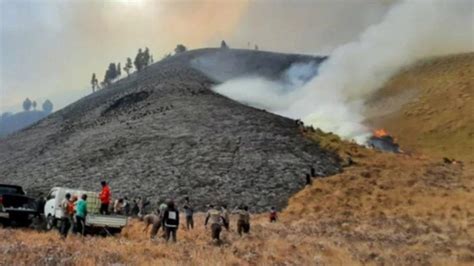 Bukit Teletubbies Kebakaran Gegara Flare Prewedding Wisata Gunung