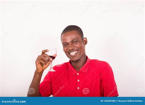 Retrato Del Hombre Feliz Joven Que Sostiene Un Vidrio De Vino Tinto