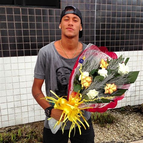 Ego Neymar Posa Buqu De Flores Not Cias De Famosos