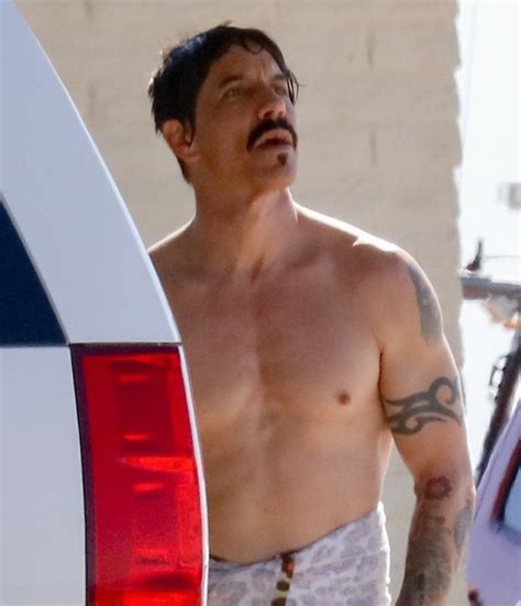 Aos vocalista do Red Hot Chili Peppers mostra ótima forma só de toalha Quem QUEM News