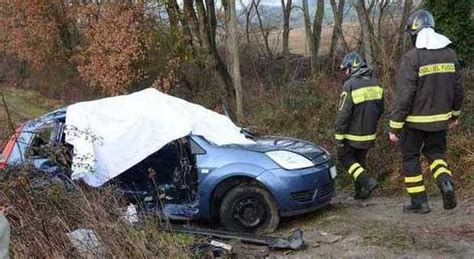 Perugia Tragico Scontro Muore Mamma Enne Gravi Un Altra Donna E La