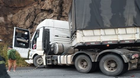 Acidente entre caminhão tanque carreta e carro deixa um morto e 5