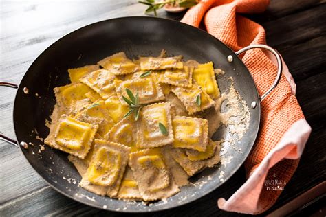 Ravioli Noci E Salvia Salsa Velocissima E Ricca Di Sapore