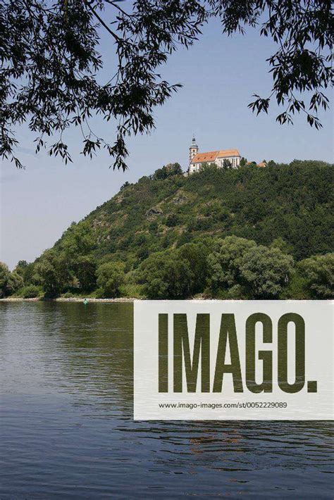 Donau vor dem Bogenberg mit der Wallfahrtskirche Mariä Himmelfahrt bei