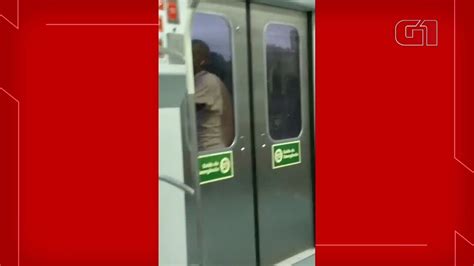 V Deo V Deo Mostra Homem Pendurado Em Porta De Trem Em Movimento S O