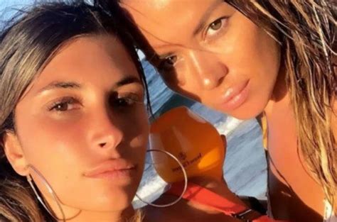 El saludo hot de Karina Jelinek a Flor Parise por el Día de San