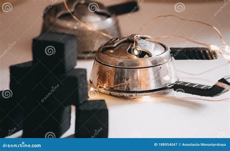 Hookah Kalaud Liegt Op Wit En Bovenaan is Een Rondweg Stock Afbeelding ...