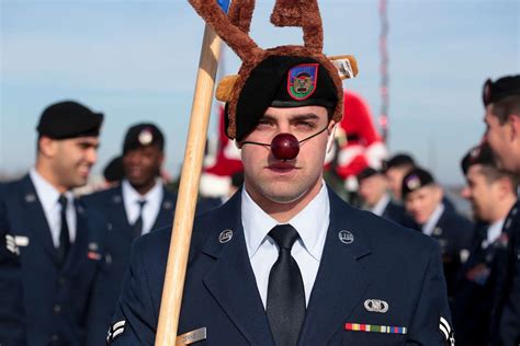 Us Air Force Airman 1st Class Joshua Derins Ein Taktischer Us