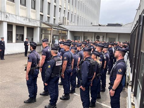 Grenoble Une Minute De Silence En Hommage Aux Policiers Tu S Dans Un