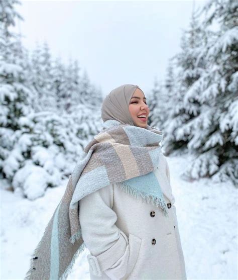 Inspiring White Outfit Ideas With Hijab For Winter Zahrah Rose