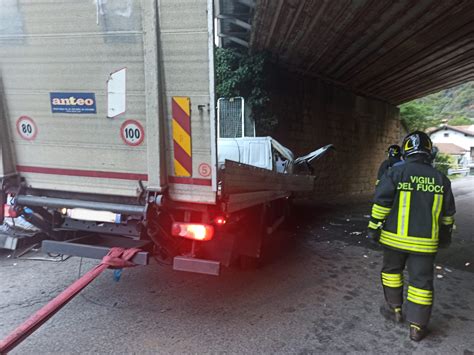 Ossola 24 Tragedia All Alba Camion Si Schianta Al Sottopasso L