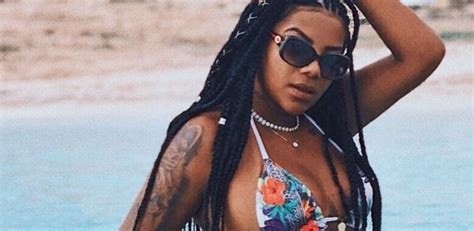 Após boatos de romance jogador Ludmilla posa de biquíni e fã