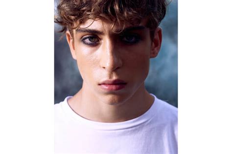 Sì anche gli uomini possono usare il makeup Ecco prodotti per iniziare Gay it