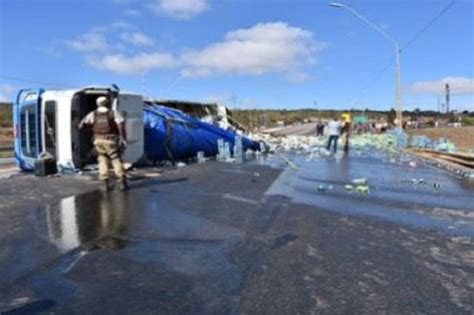 Conquista Carreta Carregada De Refrigerantes Tomba E Parte Da Carga