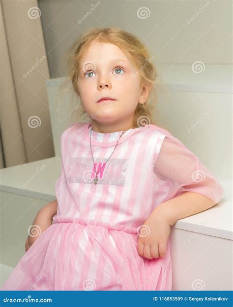 La Belle Petite Fille S Assied Sur L Escalier Blanc Image Stock Image