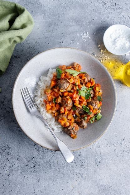 Cuenco Saludable Con Arroz Con Ternera Y Verduras Foto Gratis