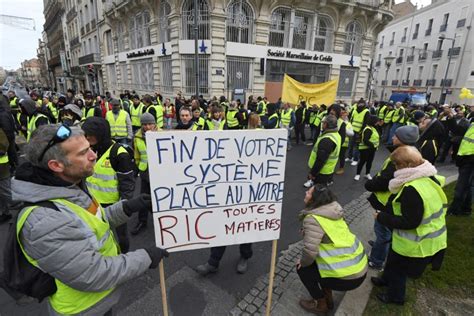 Coletes amarelos se manifestam pelo 10º sábado consecutivo na França