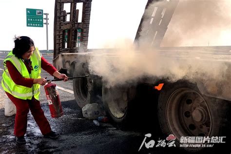 惊险！大货车高速路口自燃 这个收费员“教科书式”灭火亮了 天山网 新疆新闻门户