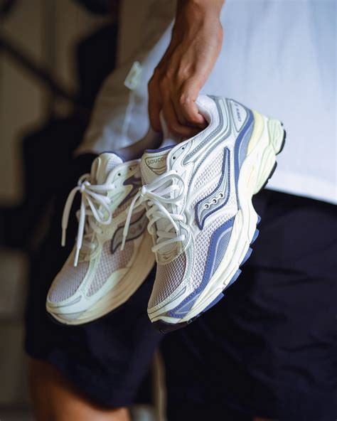 tomorrow meets yesterday  saucony progrid omni  ivory blue