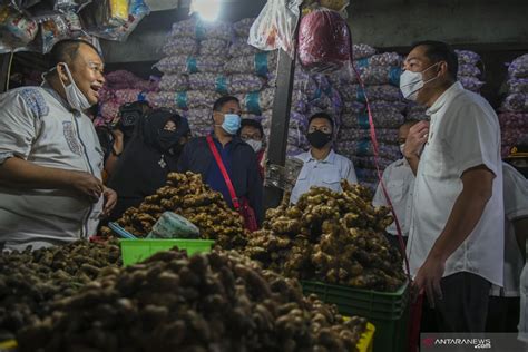 Menteri Perdagangan Tinjau Harga Bahan Pokok Di Pasar Induk Kramat Jati