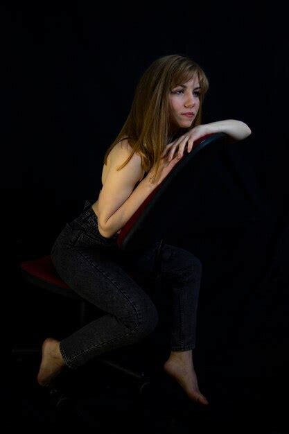 Sexy Et Belle Jeune Blonde Avec Un Corps élancé Longues Jambes Séduisantes Posant En Jeans Sur